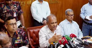 পুলিশের হাতে মারণাস্ত্র থাকবে না: স্বরাষ্ট্র উপদেষ্টা